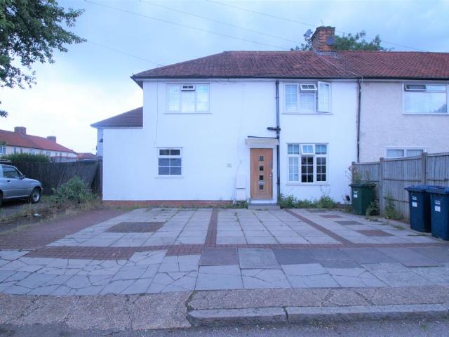 House for sale in Burnt Oak, Greater London