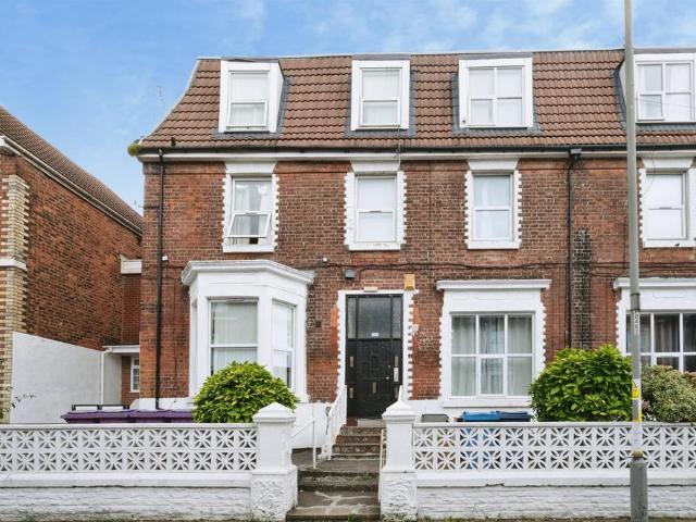 House for sale in Elm Park, Calderstones