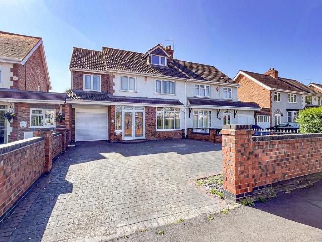 House for sale in Wood End, Park Village