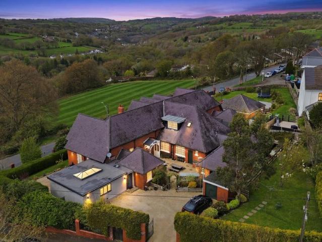 House for sale in Woodfieldside, Croespenmaen