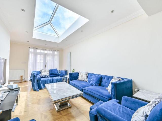 House for sale in London Borough of Ealing, Park Royal