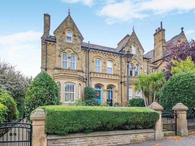 House for sale in Huddersfield, Kirklees