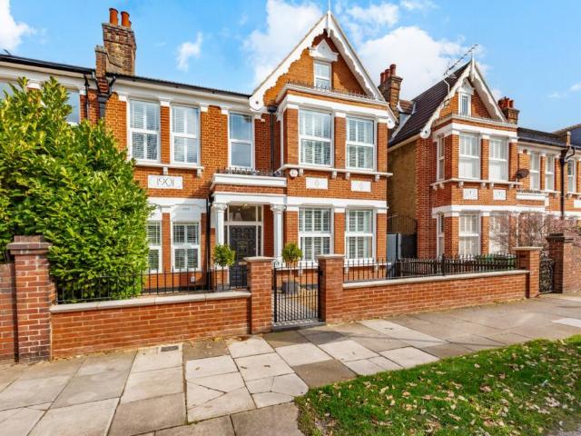 Semi Detached House for sale in New Eltham