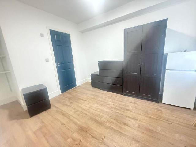 House for rent in Harmondsworth, Greater London