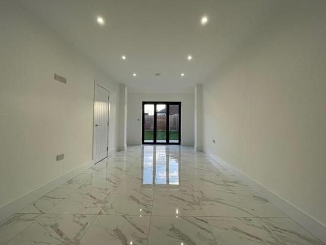 Room for rent in Roundhills, Epping Forest