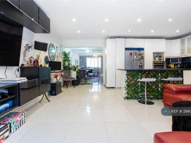 House for rent in Colnbrook with Poyle, Slough