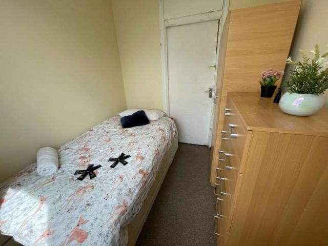 Room for rent in Lyons, Greater London
