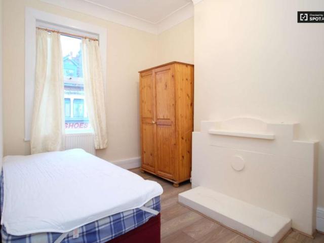 Room for rent in Lyons, Greater London
