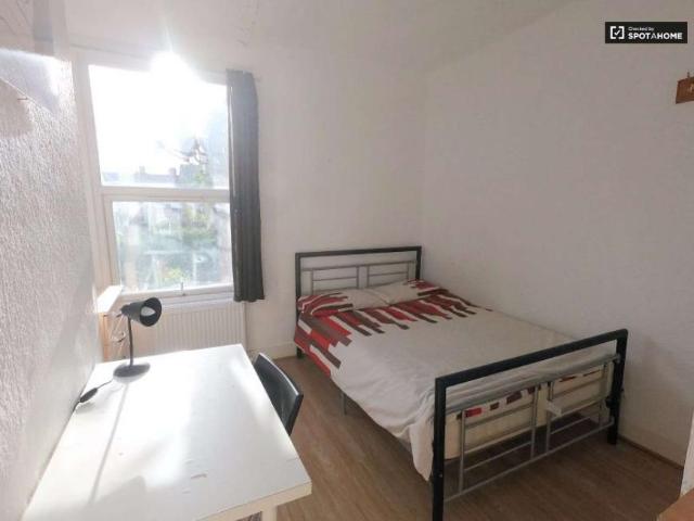 Room for rent in Lyons, Greater London