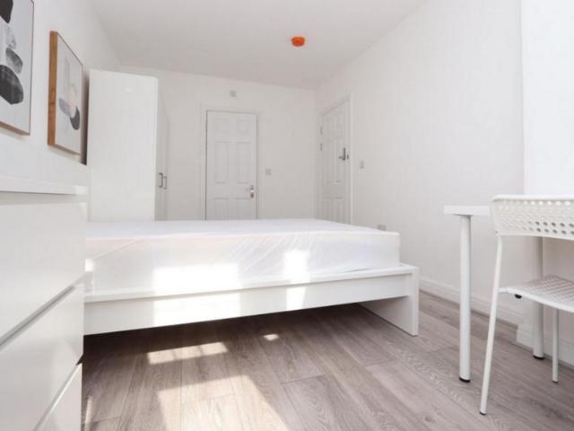 Room for rent in Clayhall, Greater London
