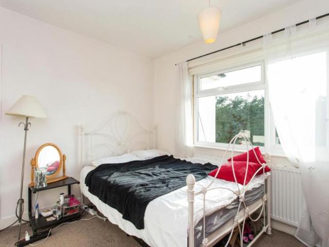 Room for rent in Clayhall, Greater London