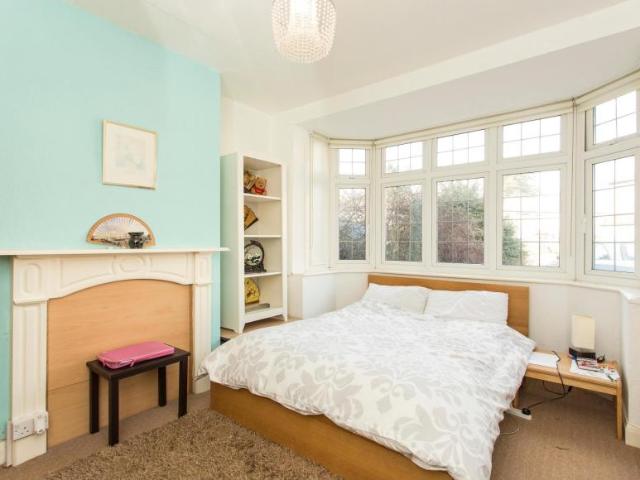 Room for rent in Clayhall, Greater London