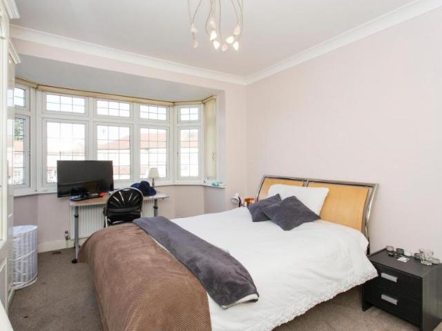 Room for rent in Clayhall, Greater London