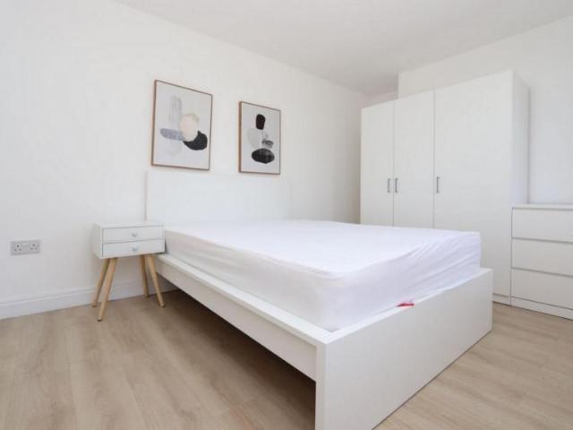 Room for rent in Clayhall, Greater London
