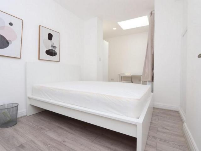 Room for rent in Clayhall, Greater London