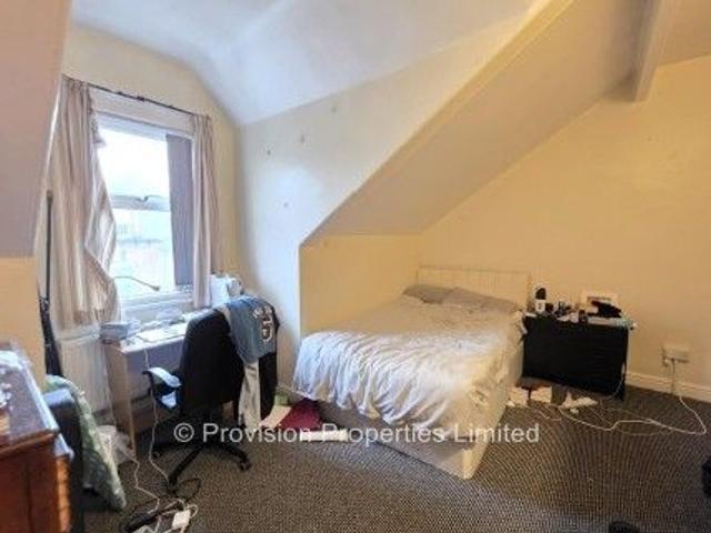 Room for rent in Hyde Park, West Yorkshire