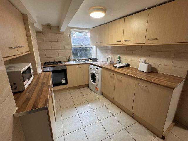 Room for rent in Hyde Park, West Yorkshire