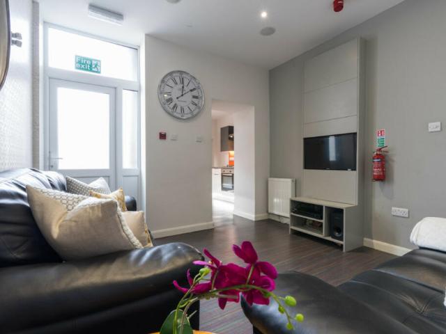 Terraced House for rent in Stoke