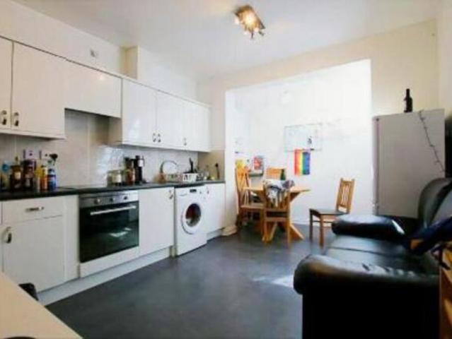 Cottage for rent in Kingsbury, Greater London