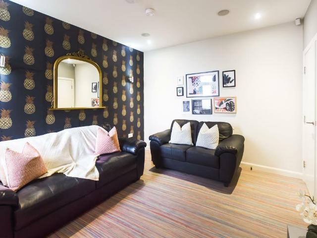 Terraced House for rent in Stoke