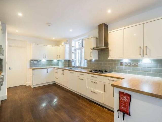 Cottage for rent in Streatham, Greater London