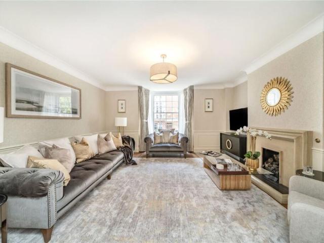 Terraced House for rent in London