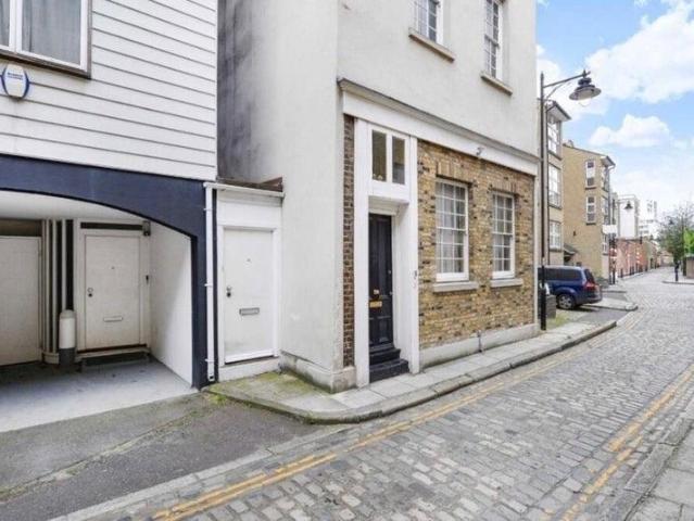 House for sale in Blackwall, Greater London