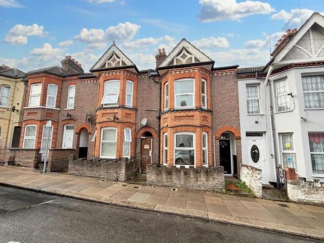 House for sale in Spring Park, Luton