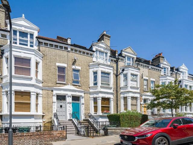 House for sale in Kilburn, Greater London