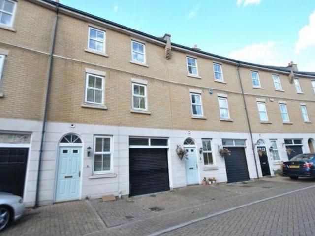 House for sale in Newbury Park, Greater London