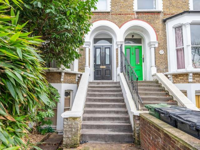 House for sale in Shacklewell, Greater London