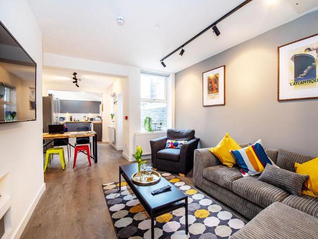 House for sale in Elm Park, Calderstones