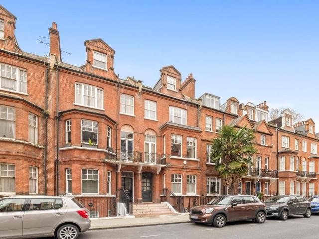 House for sale in West Kensington, Greater London
