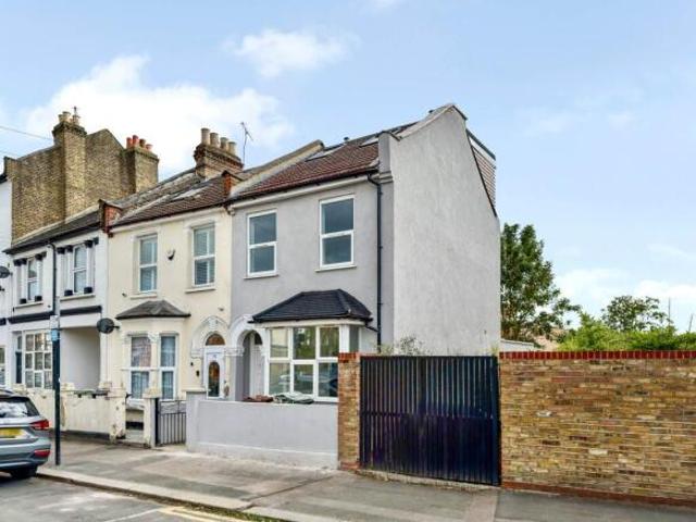 Cottage for sale in Walthamstow, Greater London