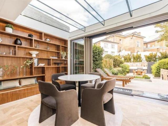 Cottage for sale in Brompton, Greater London