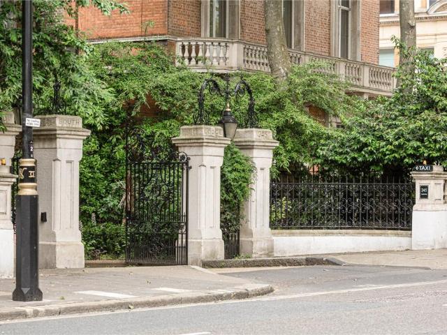 Cottage for sale in Knightsbridge, Greater London
