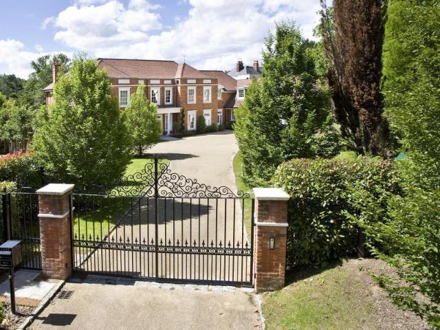 House for rent in Row Town, Surrey