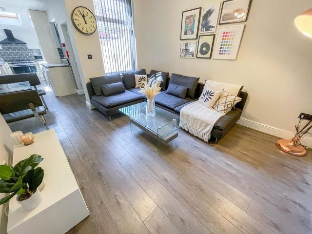 House for rent in Elm Park, Calderstones