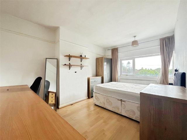 House for rent in Row Town, Surrey