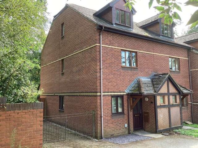 Townhouse for rent in Exwick, Exeter