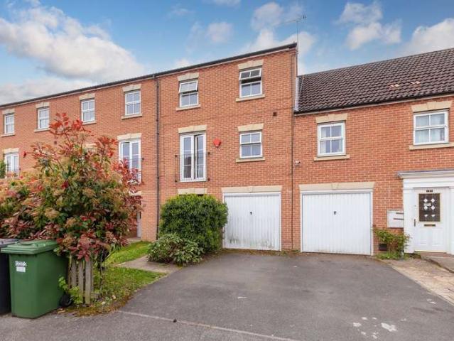 Townhouse for sale in Slough