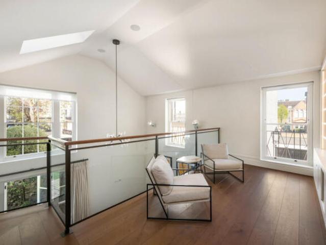 Townhouse for sale in Fitzrovia, Greater London