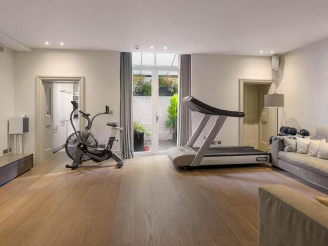 Townhouse for sale in Kensington, Calderstones