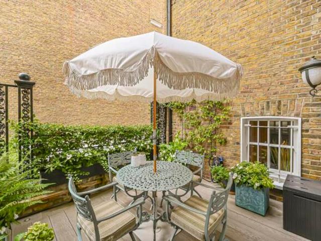 Townhouse for sale in South Kensington, Greater London