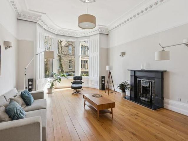 Townhouse for sale in Dowanhill, Scotland