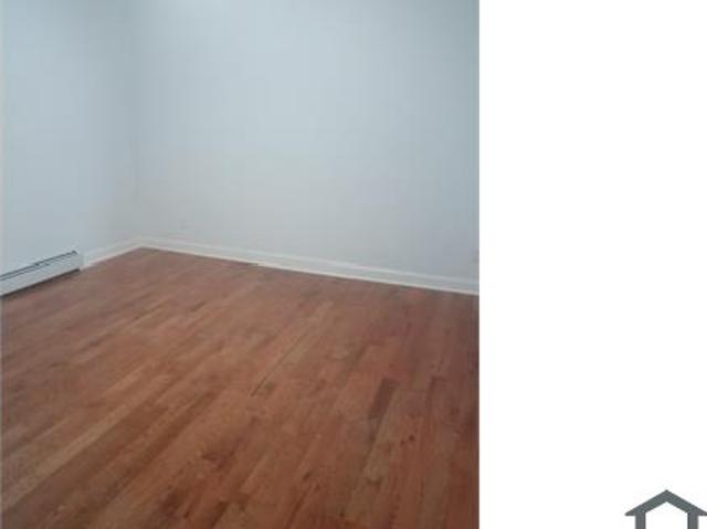 Townhouse for rent in Newark