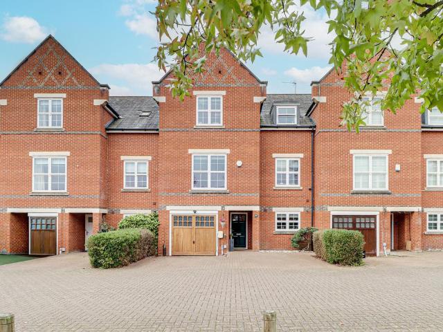 House for sale in Frogmore, Five Acres