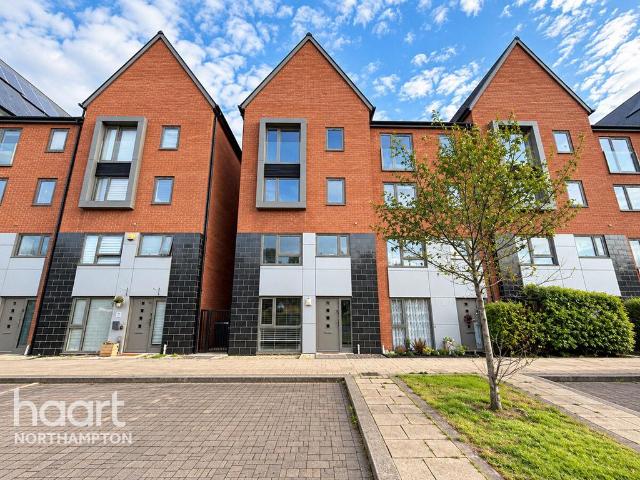 House for sale in Upton