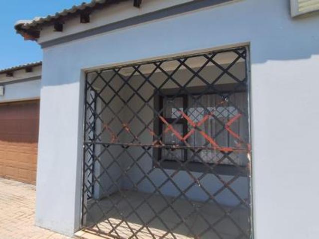 Townhouse for sale in Dr Kenneth Kaunda, North West