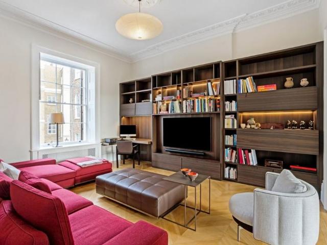 Townhouse for rent in Fitzrovia, Greater London
